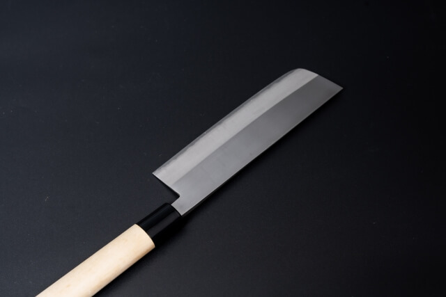 【注意】菜切り包丁の研ぎ方は間違えやすい？片刃/両刃タイプによる角度の違いを解説